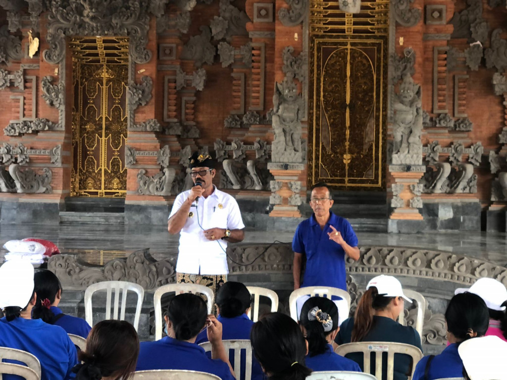 PENYERAHAN KOSTIM LANSIA OLEH BAPAK PERBEKEL DESA MENGWITANI KEPADA SELURUH LANSIA DI DESA MENGWITANI DI DAMPINGI SELURUH KELIAN DINAS DESA MENGWITANI.